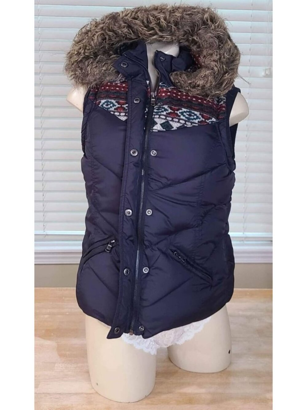 Forever 21 Women’s Small Navy Puffer Vest Faux Fur Hood Aztec Fair Isle